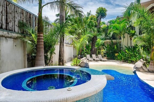 Trendy Renovated Condo w/ Private Patio, Shared Pool & Jacuzzi Near the Beach