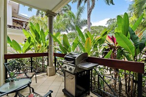 Property grounds - Trendy Renovated Condo w/ Private Patio, Shared Pool & Jacuzzi Near the Beach (Calle Mango Playa Potrer)