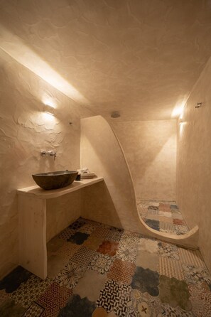 Split-level Residence, with Outdoor Jetted Tub | Badkamer | Een douche, een regendouche, gratis toiletartikelen, een haardroger