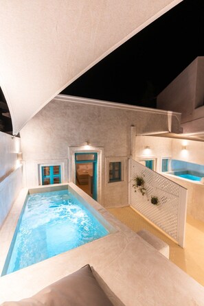 Split-level Residence, with Outdoor Jetted Tub | Terras