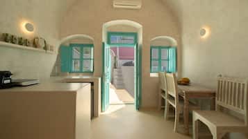 Split-level Residence, with Outdoor Jetted Tub | Eget kjøkken | Minikjøleskap, kaffetrakter/tekoker og vannkoker