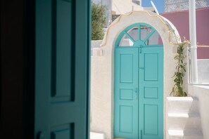 Deluxe Studio Suite, Jetted Tub, Courtyard View | Terrace/patio - Marla Luxury Residences (Santorini)