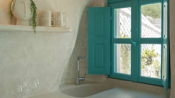 Split-level Residence, with Outdoor Jetted Tub | Eget kjøkken | Minikjøleskap, kaffetrakter/tekoker og vannkoker