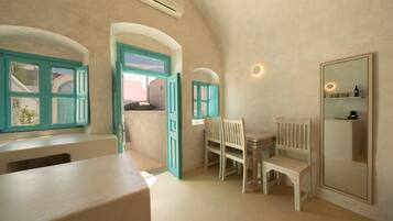 Dúplex de lujo, hidromasaje, vista al patio | Área de sala de estar | Smart TV de 31 pulgadas con canales digitales