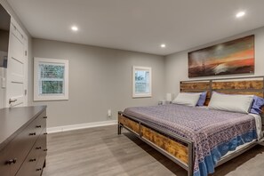 3 slaapkamers, een bureau, een strijkplank/strijkijzer, reisbedje