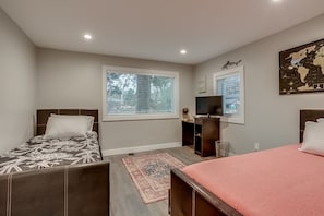 3 habitaciones, escritorio y tabla de planchar con plancha 