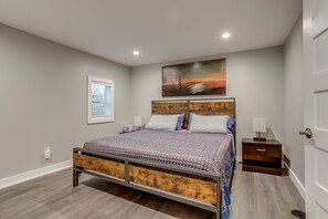 3 soverom, skrivebord, strykejern/-brett og reiseseng for barn