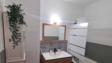 Secadora de cabello, toallas, jabón, shampoo