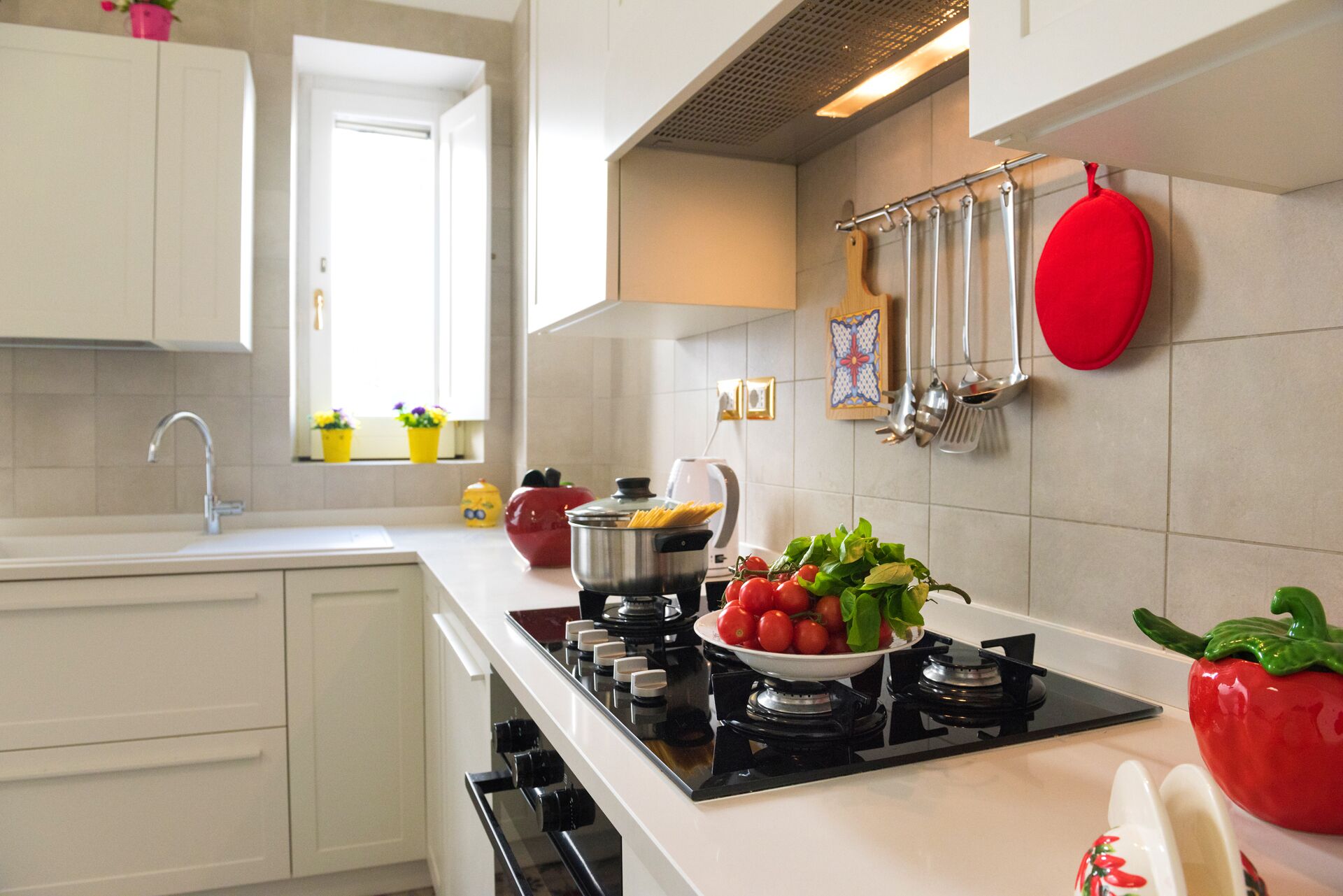 Frigorifero, forno, piano cottura, macchina per tè/caffè