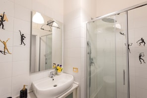 Dusche, Haartrockner, Bidet, Handtücher