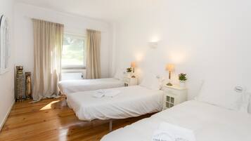 3 bedrooms, iron/ironing board, travel crib