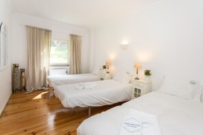 3 chambres, fer et planche à repasser, lit de bébé portatif