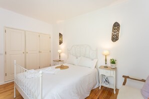 3 slaapkamers, een strijkplank/strijkijzer, reisbedje