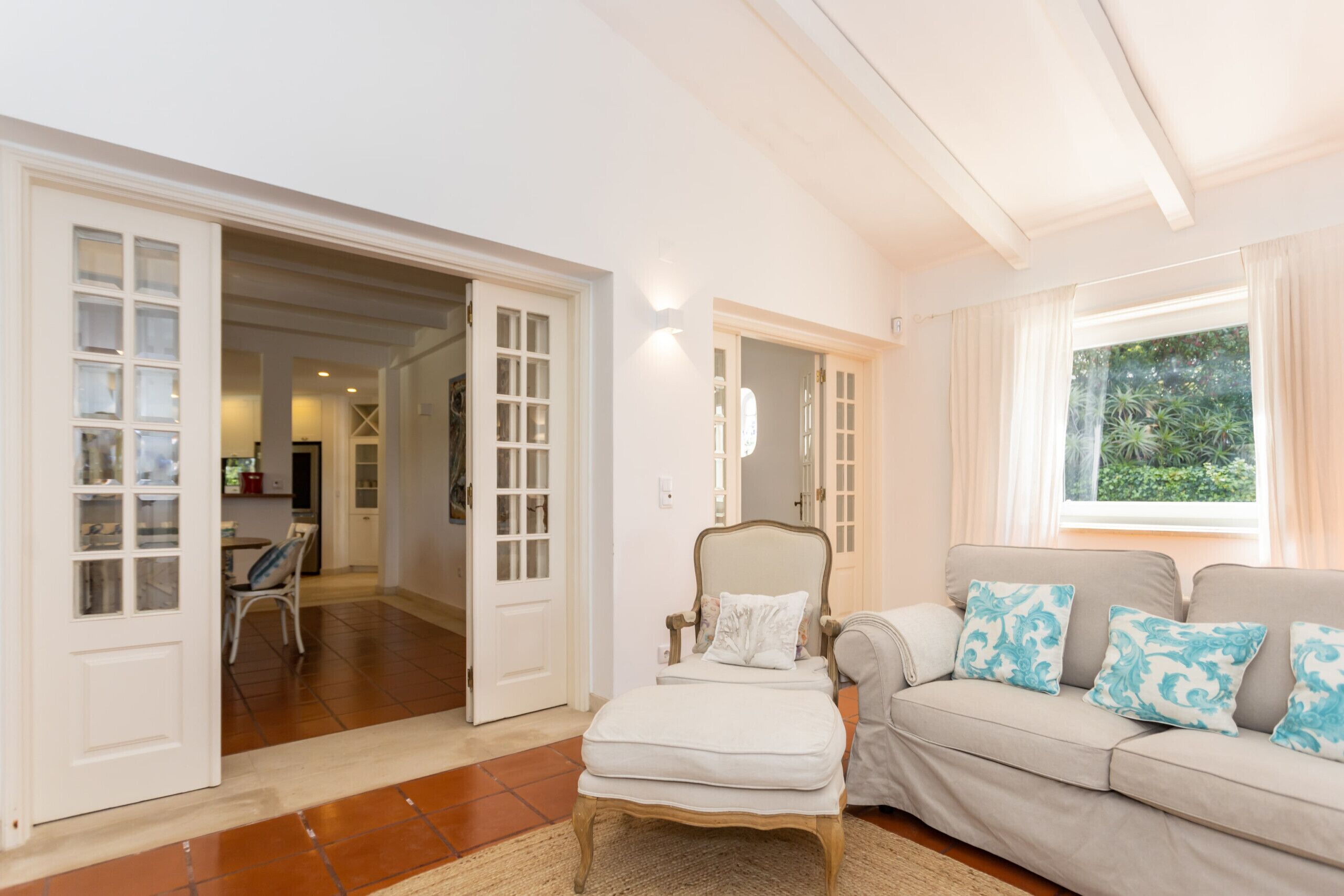 Fernseher, Kamin, Bücher