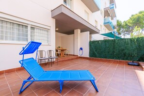 Outdoor dining - Ground floor duplex large terrace UHC GOLDEN PINEDA APARTMENTS 206 (La Pineda)