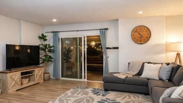 TV connectée, cheminée, table de tennis de table