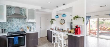 Kjøleskap, mikrobølgeovn, ovn og kokeplater