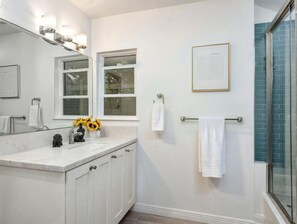 Een douche, een haardroger, handdoeken, zeep