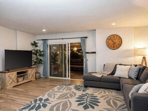 Smart-tv, een open haard en een tafeltennistafel