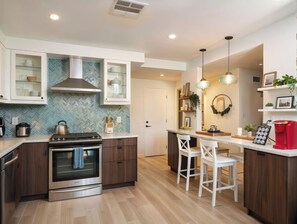 Kjøleskap, mikrobølgeovn, ovn og kokeplater