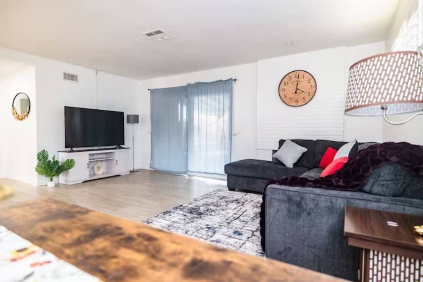 Smart-tv, een open haard en een tafeltennistafel