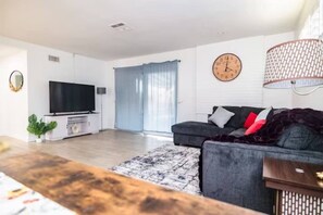 Smart-TV, Kamin, Tischtennisplatte