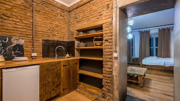 Appartement | Cuisine privée | Bouilloire électrique, batterie de cuisine, vaisselle et ustensiles