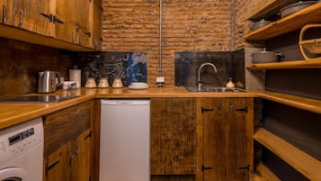 Appartement | Cuisine privée | Bouilloire électrique, batterie de cuisine, vaisselle et ustensiles