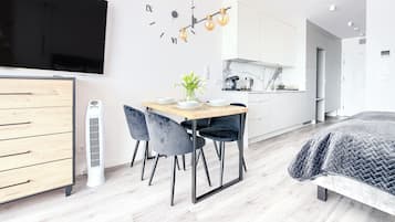 Studio (215) | Living area | Flat-screen TV