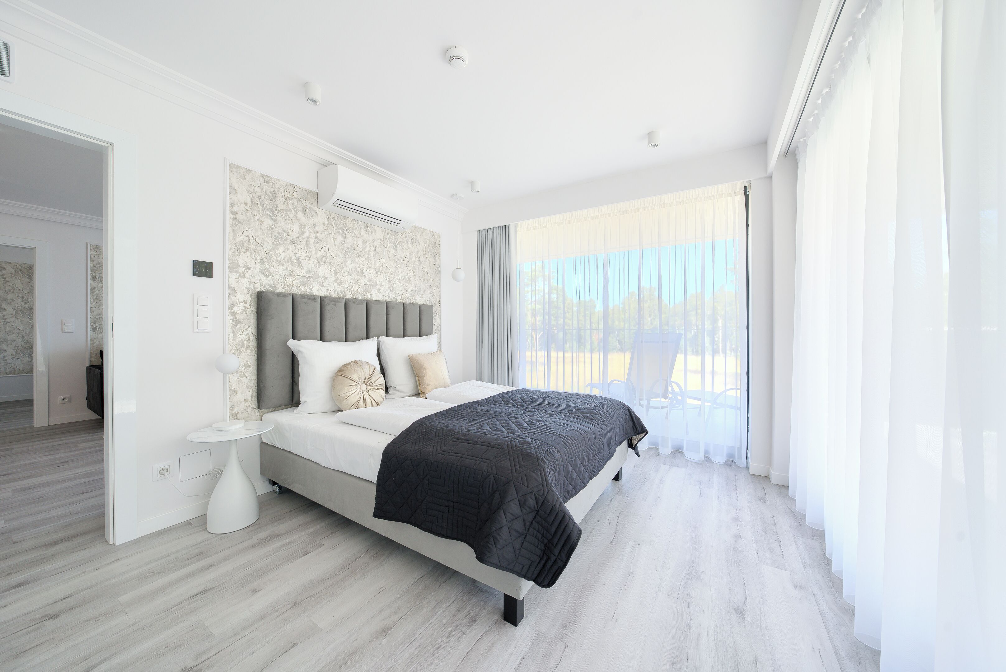 Tabla de planchar con plancha, wifi gratis y ropa de cama 