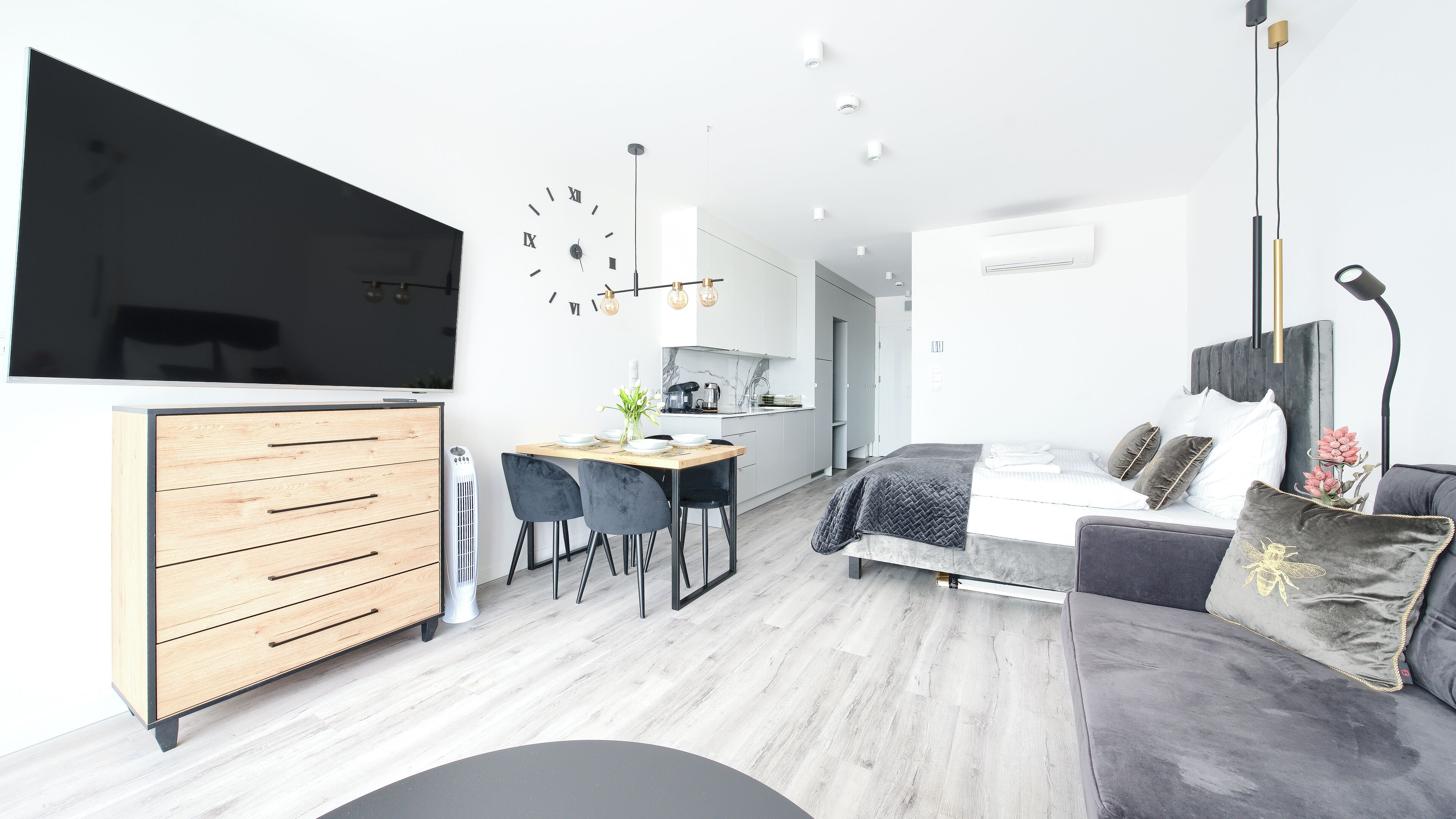 Studio (215) | Living area | Flat-screen TV