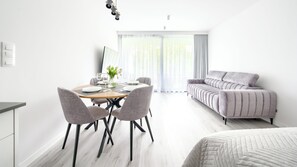 Studio (310) | In-room dining