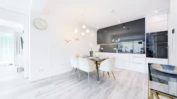 Apartamento (205) | Cozinha privada | Geladeira, cooktop, lava-louças, chaleira elétrica