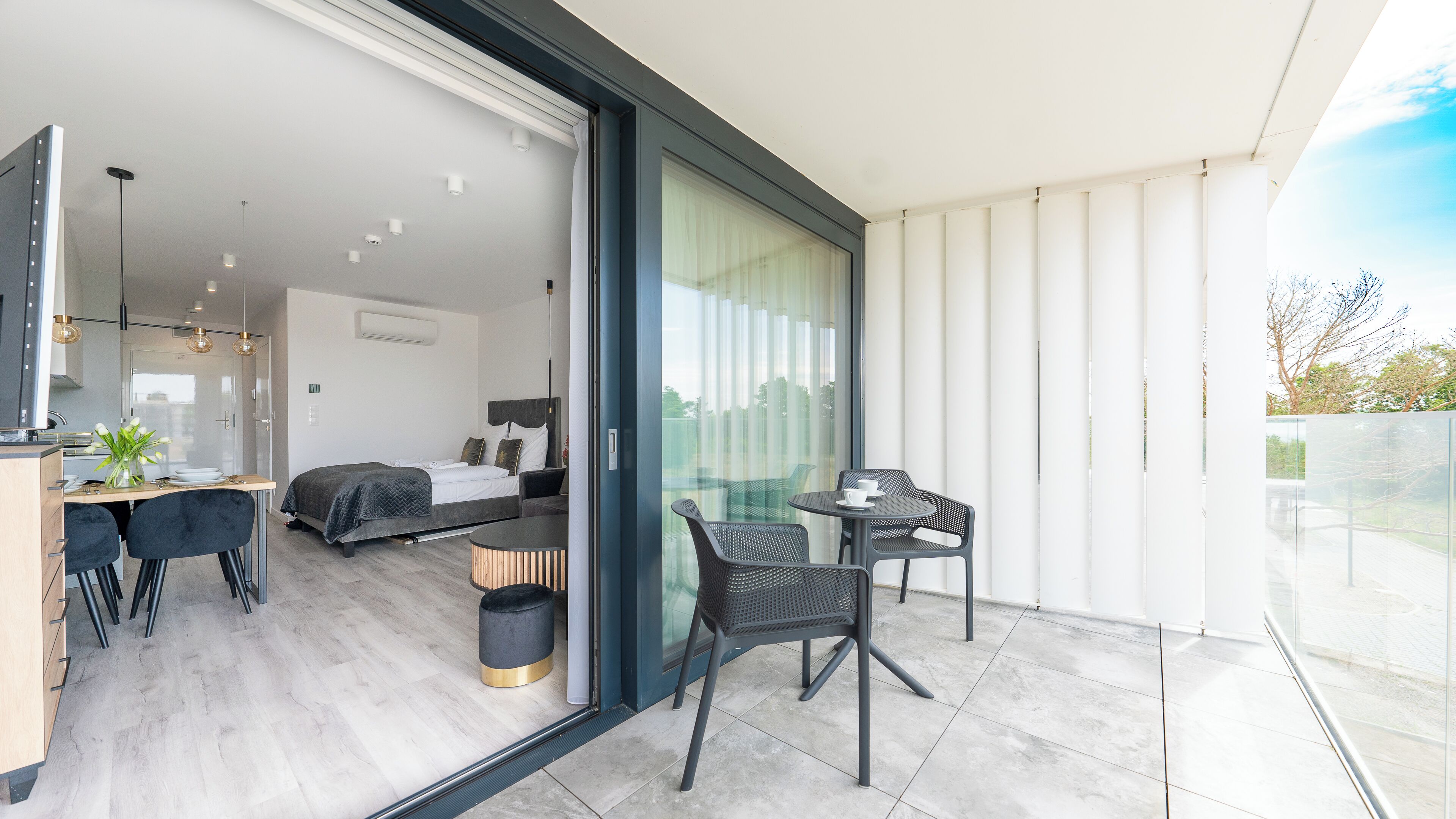 Studio (215) | Hiên