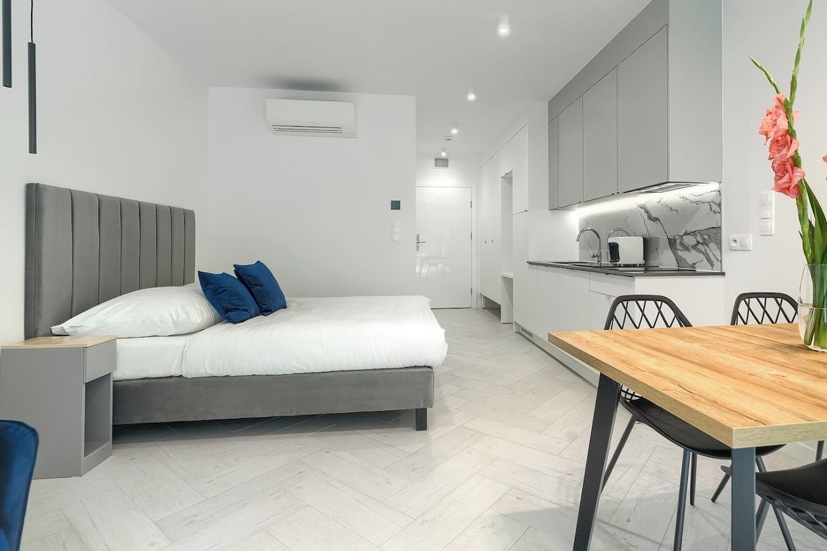 Studio (9) | Living area | Flat-screen TV