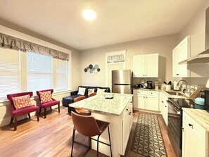 Frigorífico, microondas, horno y placa de cocina