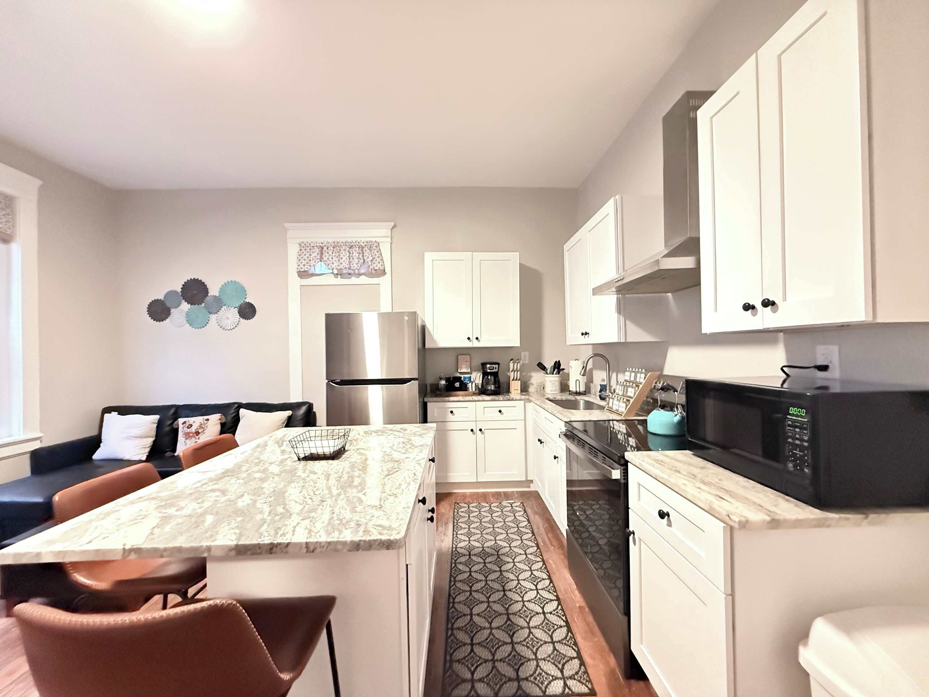 Een microgolfoven, een oven, een koffiezetapparaat/waterkoker