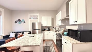 Microondas, horno, cafetera o tetera y tostadora