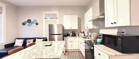 Mikrobølgeovn, ovn, kaffetrakter/tekoker og brødrister