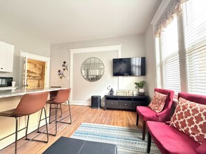 Una televisión, una oficina