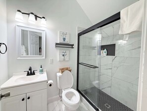 Douche, sèche-cheveux, serviettes fournies