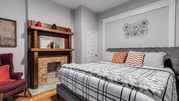 4 dormitorios, escritorio, tabla de planchar con plancha y cuna de viaje