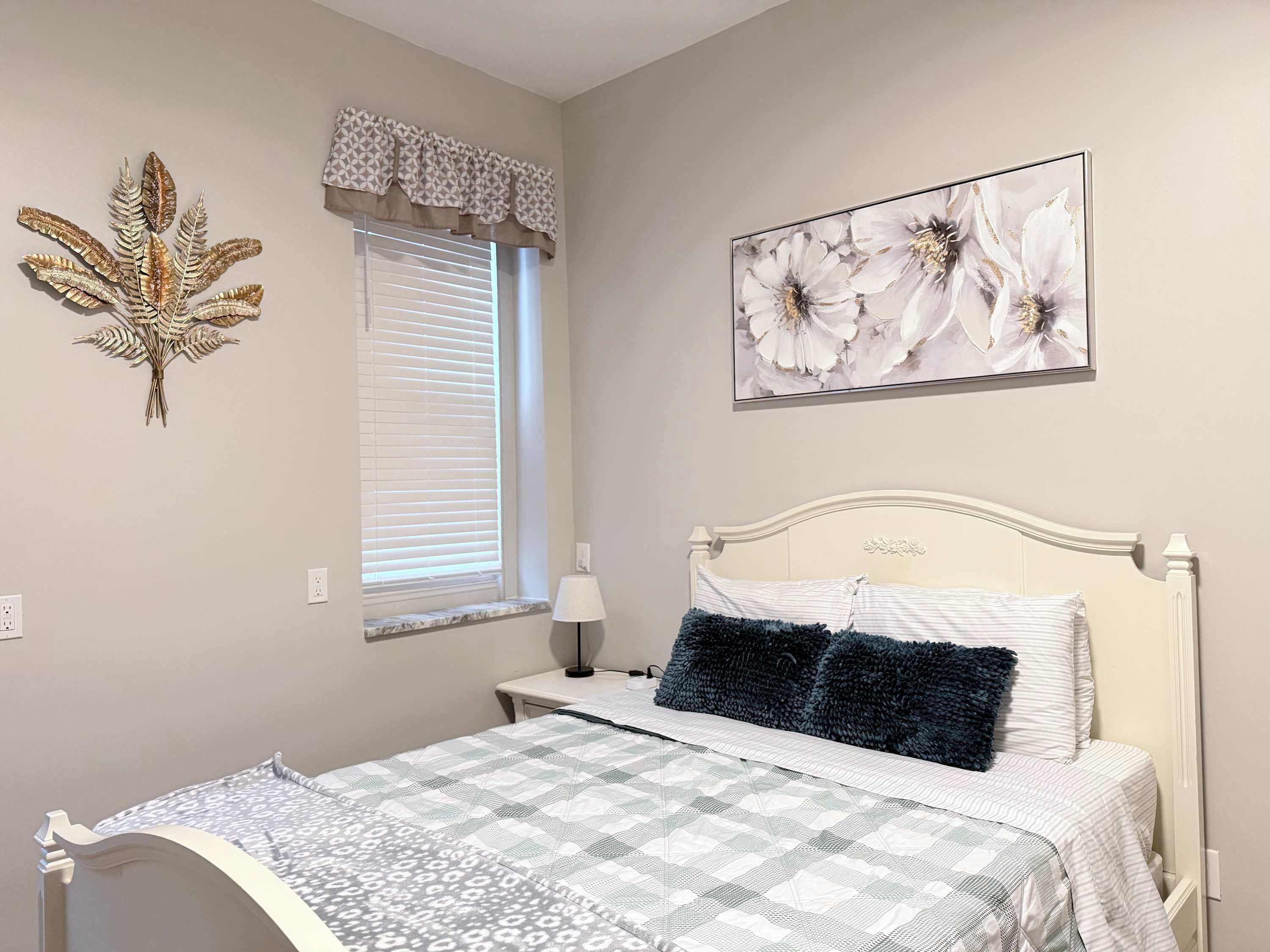 5 dormitorios, escritorio, tabla de planchar con plancha y cuna de viaje