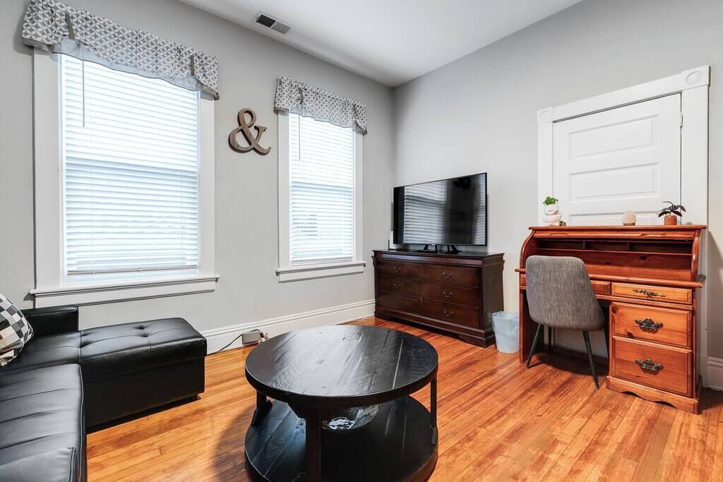 Una televisión, una oficina