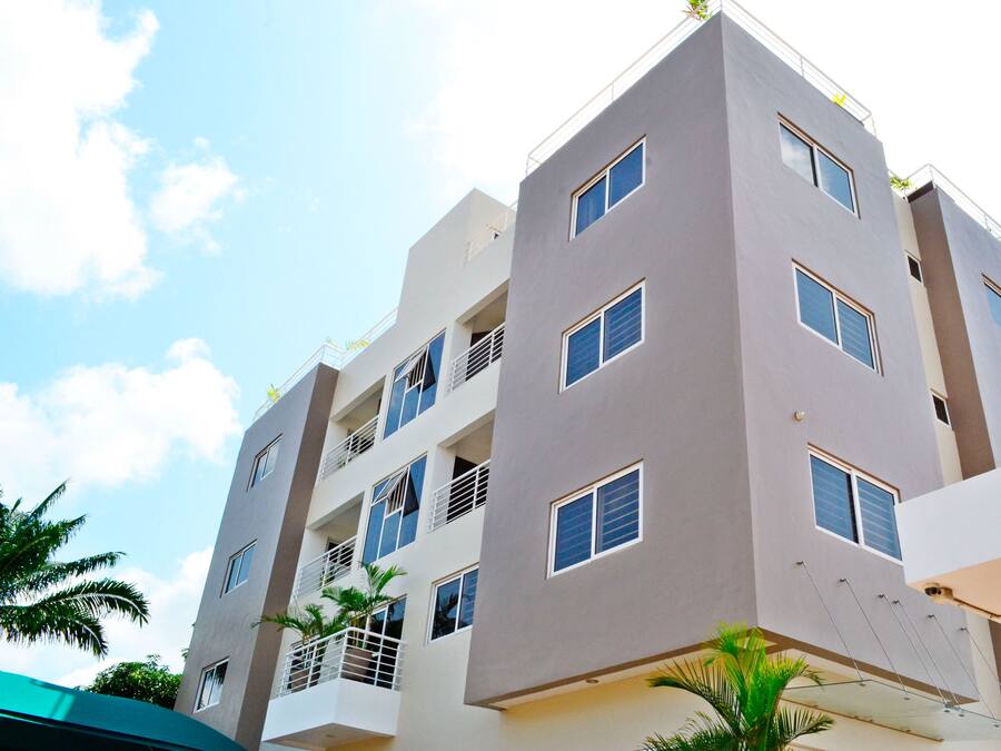 Un edificio de varios pisos con balcones y ventanas.