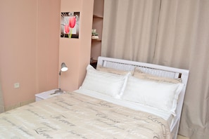 Premium bedding, down duvets, in-room safe, desk - Acquah Place Residences (Accra)