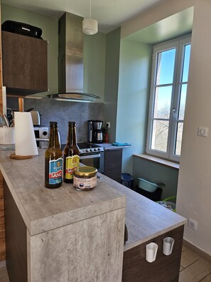 Fridge, microwave, oven, stovetop - Appartement en Rez-de-chaussée à la Montagne, Terrasse Privative (Besse-et-Saint-Anastaise)