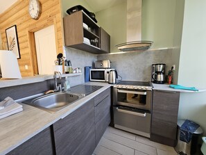 Fridge, microwave, oven, stovetop - Appartement en Rez-de-chaussée à la Montagne, Terrasse Privative (Besse-et-Saint-Anastaise)