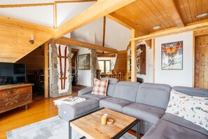 Leilighet – exclusive | Oppholdsrom | En 49-tommers smart-TV med digitale kanaler