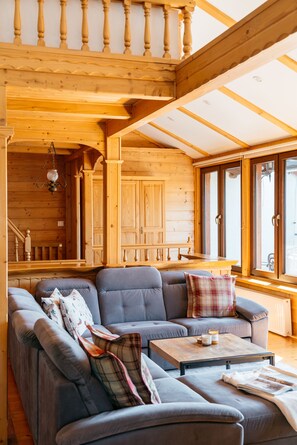 Leilighet – exclusive | Oppholdsrom | En 49-tommers smart-TV med digitale kanaler